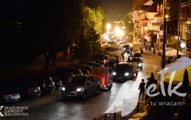 Eine Parade von Balloning Straßen von Elk.